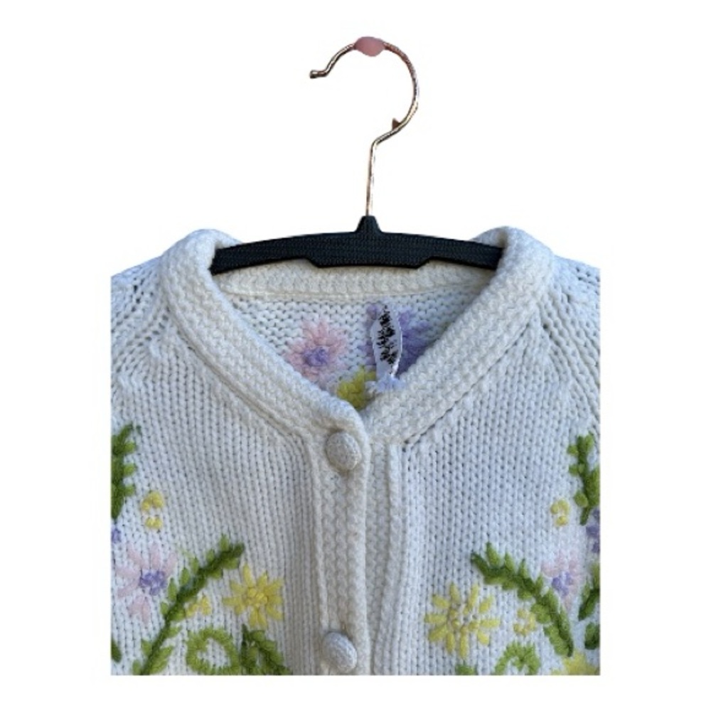 Vintage White Floral Embroidered Knit Cardigan Cottagecore Sweater M - Picture 6 of 10